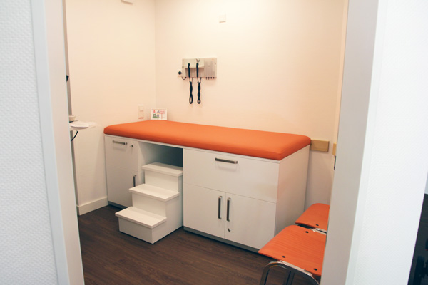 Orangenes Zimmer 1